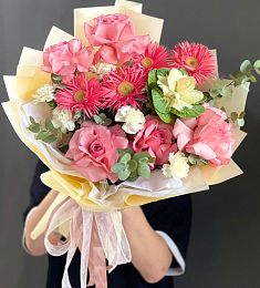 Композиция "Антонио" из роз, гербер, гвоздик и голландской зелени