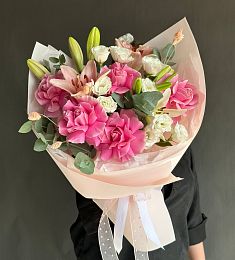 Композиция "Виолара" из роз, лилий и лизиантусов