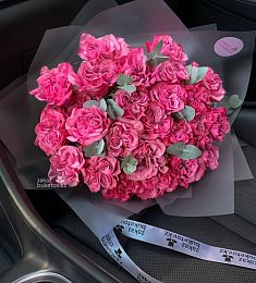 Букет "Дива" из 25 роз с эвкалиптом