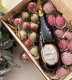 Клубничный бокс "Амабель" клубника в шоколаде с шампанским в деревянной коробке 