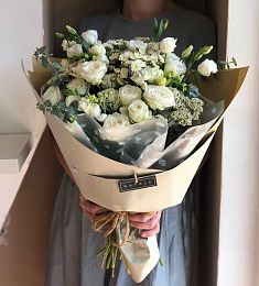 Spring 6.0 буект из роз, лизиантусов, фрезии и эвкалипта