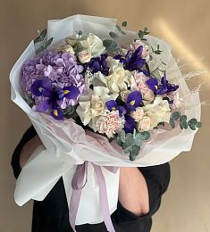 Композиция "Ириска" из роз, гортензии, гвоздики и ириса