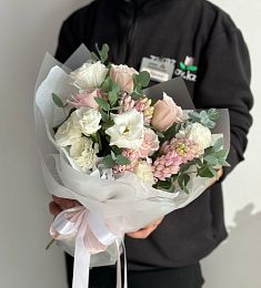 Букет "Океан ласки" из роз, лизиантусов и гиацинтов