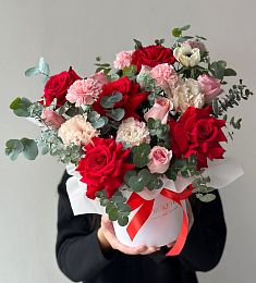 Композиция "Floral Serenity" из роз, гвоздик и лизиантусов