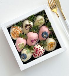 Клубничный бокс "Сезон любви" клубника в итальянском шоколаде