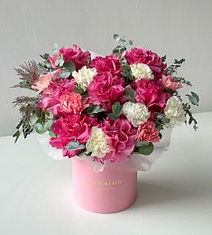 Композиция "Illustrious Odyssey" из гвоздик и роз