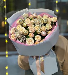 Букет "Emilio" из спрей роз с игрушками