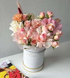 Композиция "Цветочная Сказка" из гвоздик, роз и спрей роз