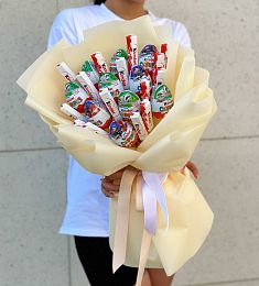 Съедобный букет "Lola" из сладостей kinder