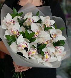 Букет "Ароматный восторг" из орхидей и рускуса