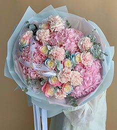 Букет "Градиент" из гортензий, гвоздик и градиентных роз