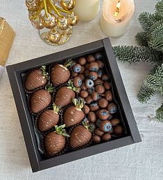 Клубничный бокс "Blackberry" клубника и голубика в молочном шоколаде