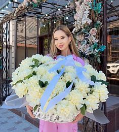 Композиция "Роялти" белые голландские розы  в корзине
