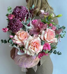 Композиция "Испанская страсть" из лилий, роз и хризантем