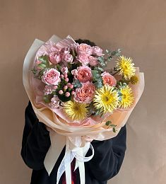 Композиция "Edward" из спрей роз, гербер, гвоздик и осенней зелени