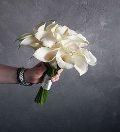 Букет невесты из 17 белых калл