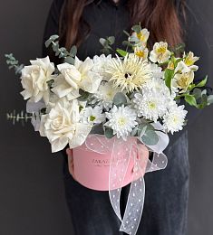 Композиция "Cyanara" из роз, хризантем, альстромерий и хризантем