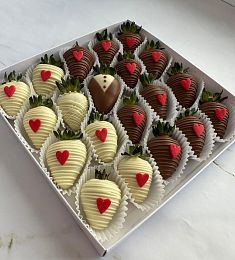Клубничный бокс "Sweetheart" клубника в белом и молочном шоколаде