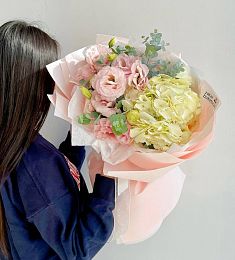 Букет "Амальфи S" с гортензией и лизиантусом