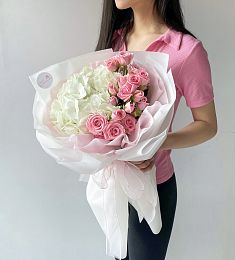 Композиция "Леденец" с гортензией и спрей розой