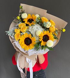 Композиция "Эмми" из гортензии, спрей роз, георгинов и подсолнухов