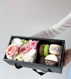 Бокс с макаронс "Мария Макарон" S. Роза, лизиантус и маттиола с макаронс в оригинальной удобной коробке