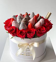 Клубничная композиция "Королева" S с клубникой в шоколаде и голландскими розами в коробке