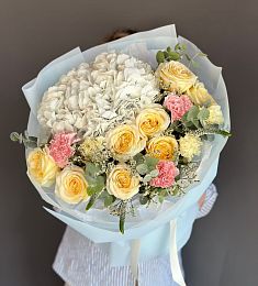 Композиция "Гермиона" с гортензией, гвоздикой и розами