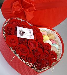 Сердце с розами и макарон