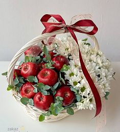 Корзина "Осенний уют" из яблок, хризантем и эвкалипта