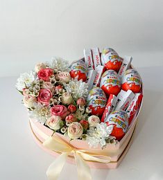 Композиция "Darling" розы и хризантемы со сладостями в коробке в форме сердца