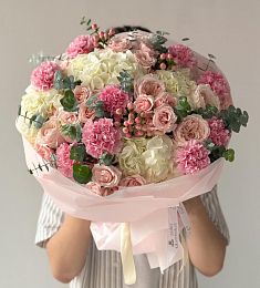 Букет "Ванилопа" из гортензии, гвоздик и роз