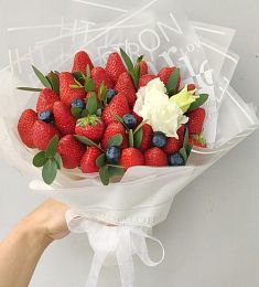 Букет из ягод и цветов "Нежные ягоды"