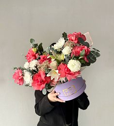 Композиция "Leonor" из роз, лилий, лизиантусов и хризантем