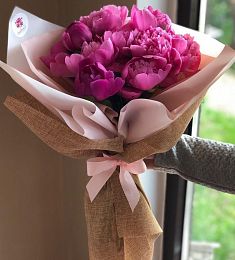 Букет из 11 местных пионов