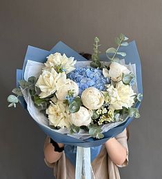 Композиция "Good Mood" из гортензий, роз, пионов и голландской зелени