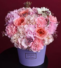 Букет "Малиновый рассвет" из роз, гвоздик и гортензий