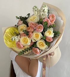 Букет "Радужное настроение" из роз, маттиолы и антуриума
