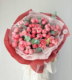 Букет "Пиони роуз" M из пионовидной спрей розы и эвкалипта