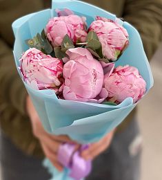 Букет из 5 пионов и эвкалипта