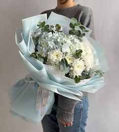 Букет "Vittorika" из гортензий и хризантем