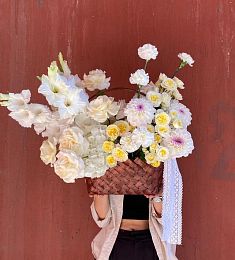 Букет в корзине "Honey" из роз, гортензий, гвоздик и гладиолусов