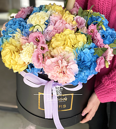 Букет в коробку "Лили Дейл" из гортензий, лизиантусов и гвоздик