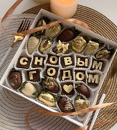 Клубничный бокс "Праздник" клубника в шоколаде и шоколадки