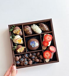 Фруктовый бокс "Радость дня" фрукты в шоколаде и пирожное