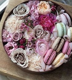 Букет "Златослава" из цветов и макарун