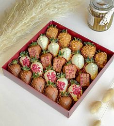 Клубничный бокс "Пуговка" в белом и молочном шоколаде