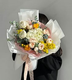 Букет "Sana" из гортензии, роз, мимозы, фрезии и ранункулюса