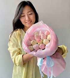Клубничный букет "Единорог" клубника в белом и розовом шоколаде