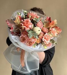 Композиция "Amber" розы и осенняя зелень